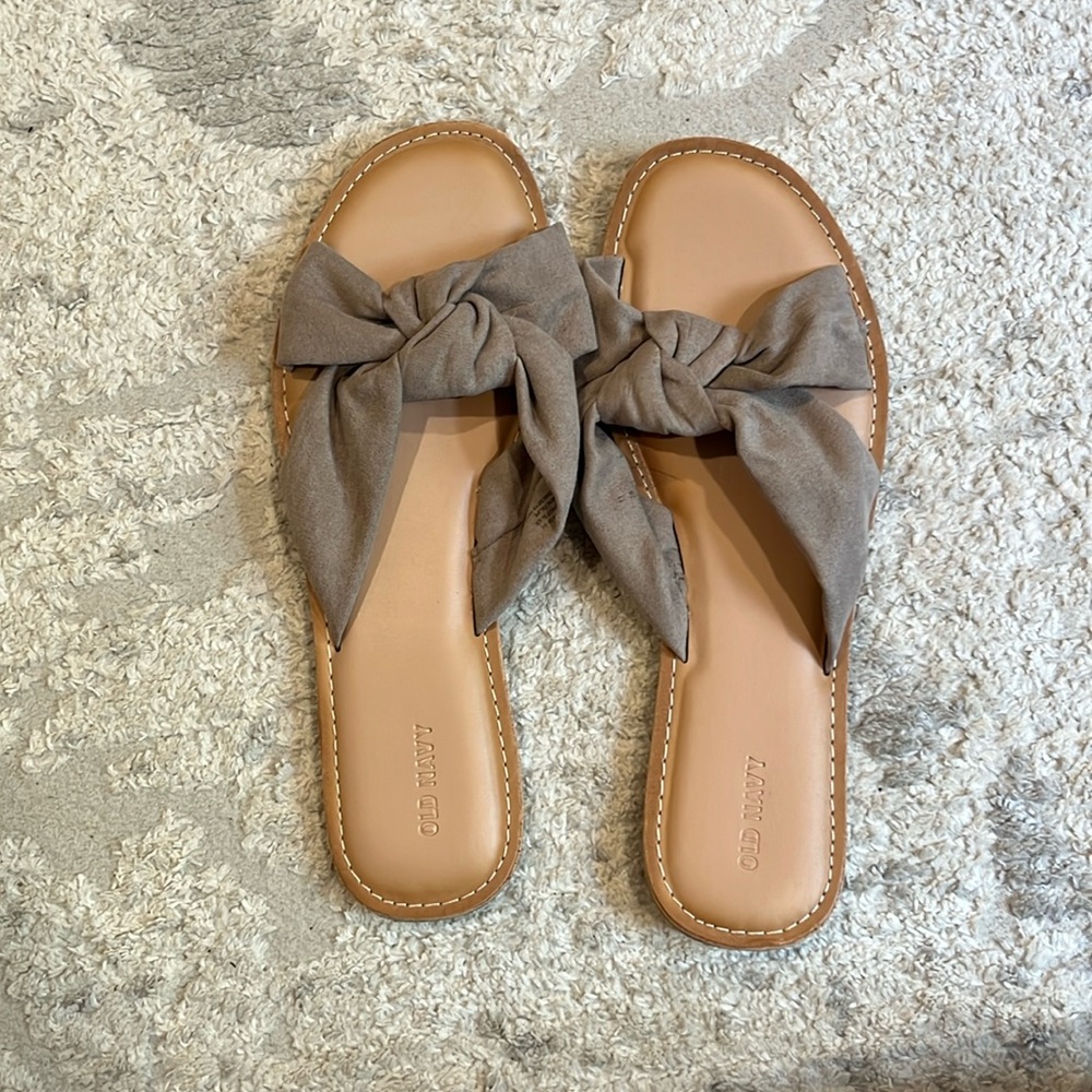 New Old Navy sandals with brown soft cloth knot
